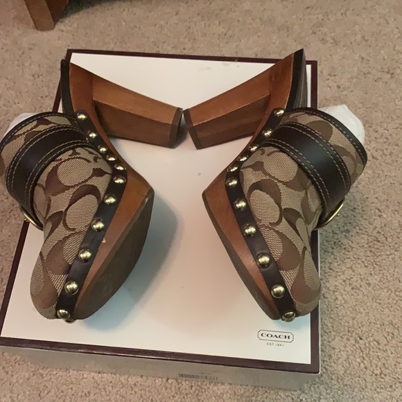 Coach Willow heels with signature “C” design - Picture 9 of 10